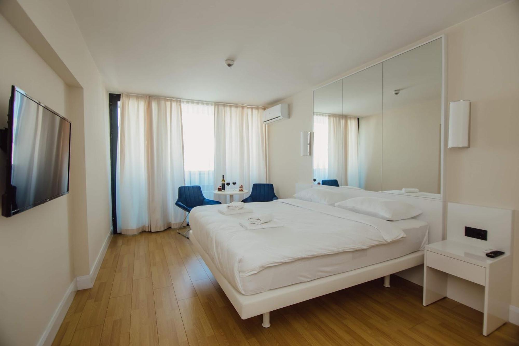 Luxury Beach Front Hotel Batoemi Buitenkant foto